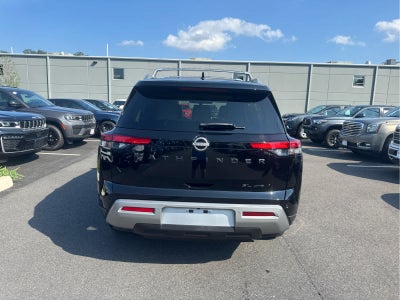 2024 Nissan Pathfinder SL